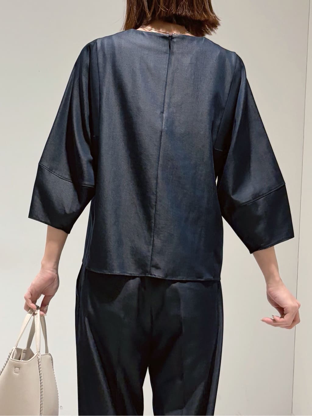 shioriさんの「INDIVI｜【洗える／キレイ色】体型カバー無縫製ニット」を使ったコーディネート