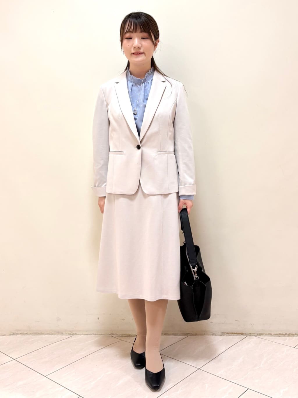 mikiさんの「Reflect｜【接触冷感】フリルネックサテンジャカードブラウス」を使ったコーディネート