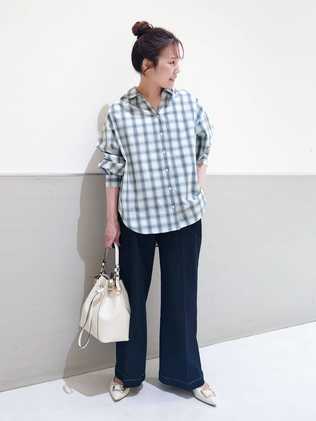 maruさんの「THE SHOP TK｜【後ろ姿もサマになる】バックシャーリングシャツ」を使ったコーディネート