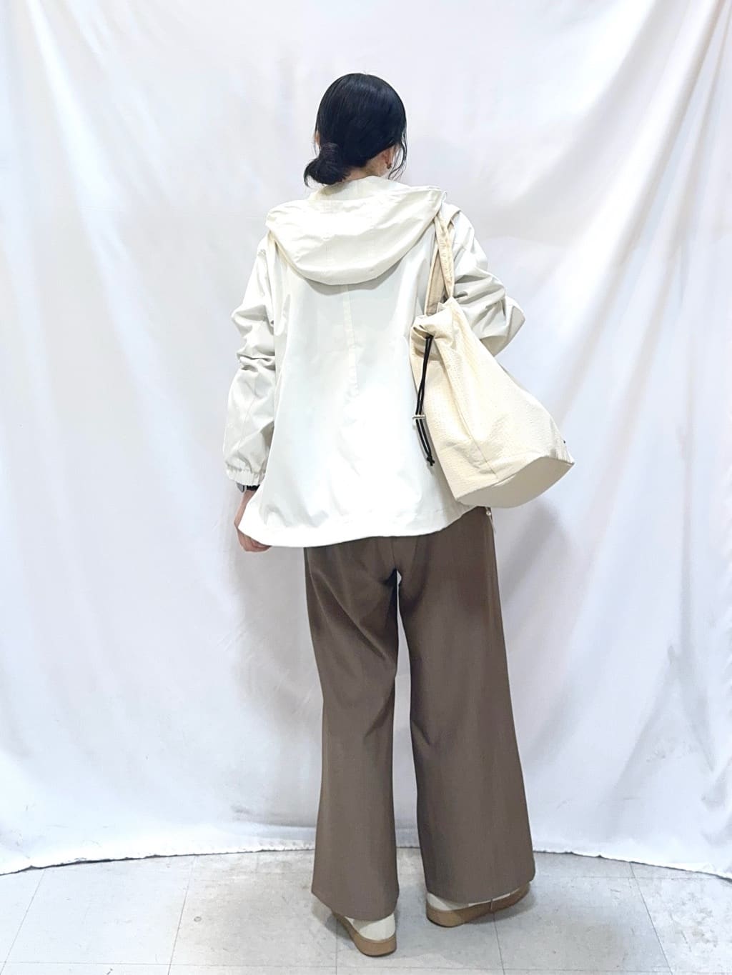 𝐇𝐢𝐫𝐨𝐦𝐢さんの「SHOO･LA･RUE｜【洗濯機可】1枚でサマ見え ラメニットソー レイヤード風トップス」を使ったコーディネート