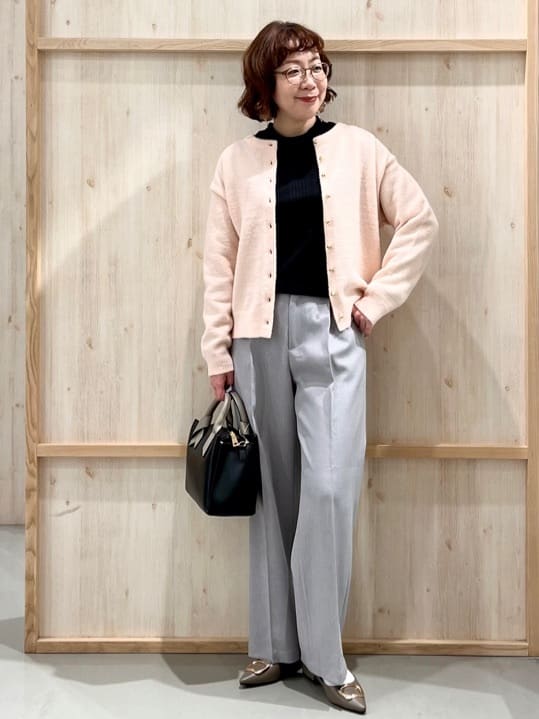 nakoさんの「THE SHOP TK｜ふわふわミニシャギー クルーネックカーディガン」を使ったコーディネート