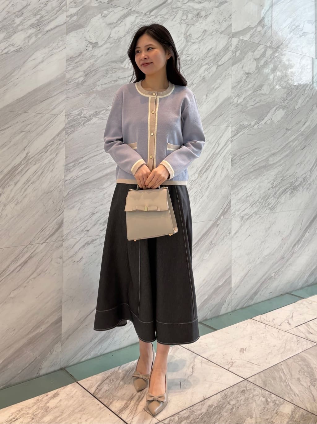AOIさんの「Couture brooch｜【ハレの日・通勤・着映え】配色 総針カーディガン」を使ったコーディネート