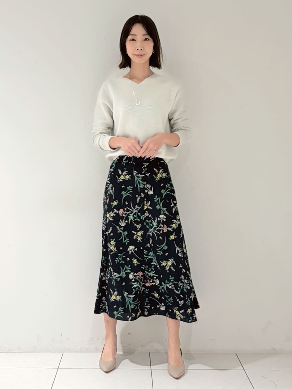 shioriさんの「INDIVI｜【洗える／軽量】きらめきVネックニット」を使ったコーディネート