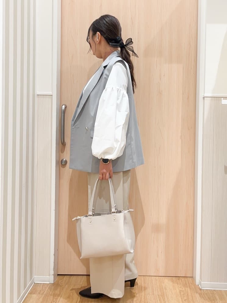 natsumiさんの「SHOO･LA･RUE｜【洗濯機可/S-LL】ふんわりとしたお袖が愛らしい ジレスタイルに合うブラウス」を使ったコーディネート