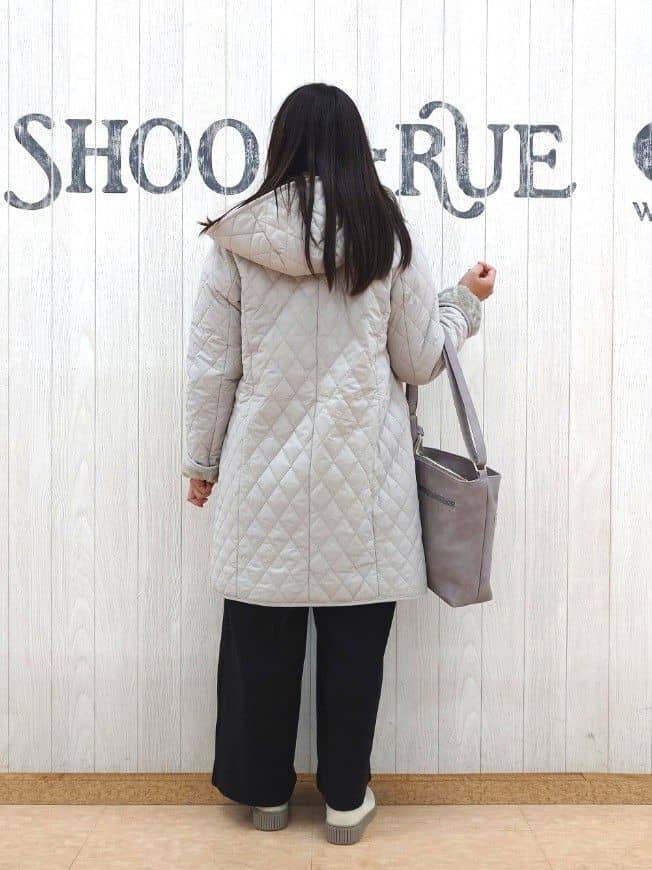 とろろさんの「SHOO･LA･RUE｜【撥水/フード取り外し可】自然にくびれる あったかダイヤ柄キルトコート【CIRCRIC】」を使ったコーディネート