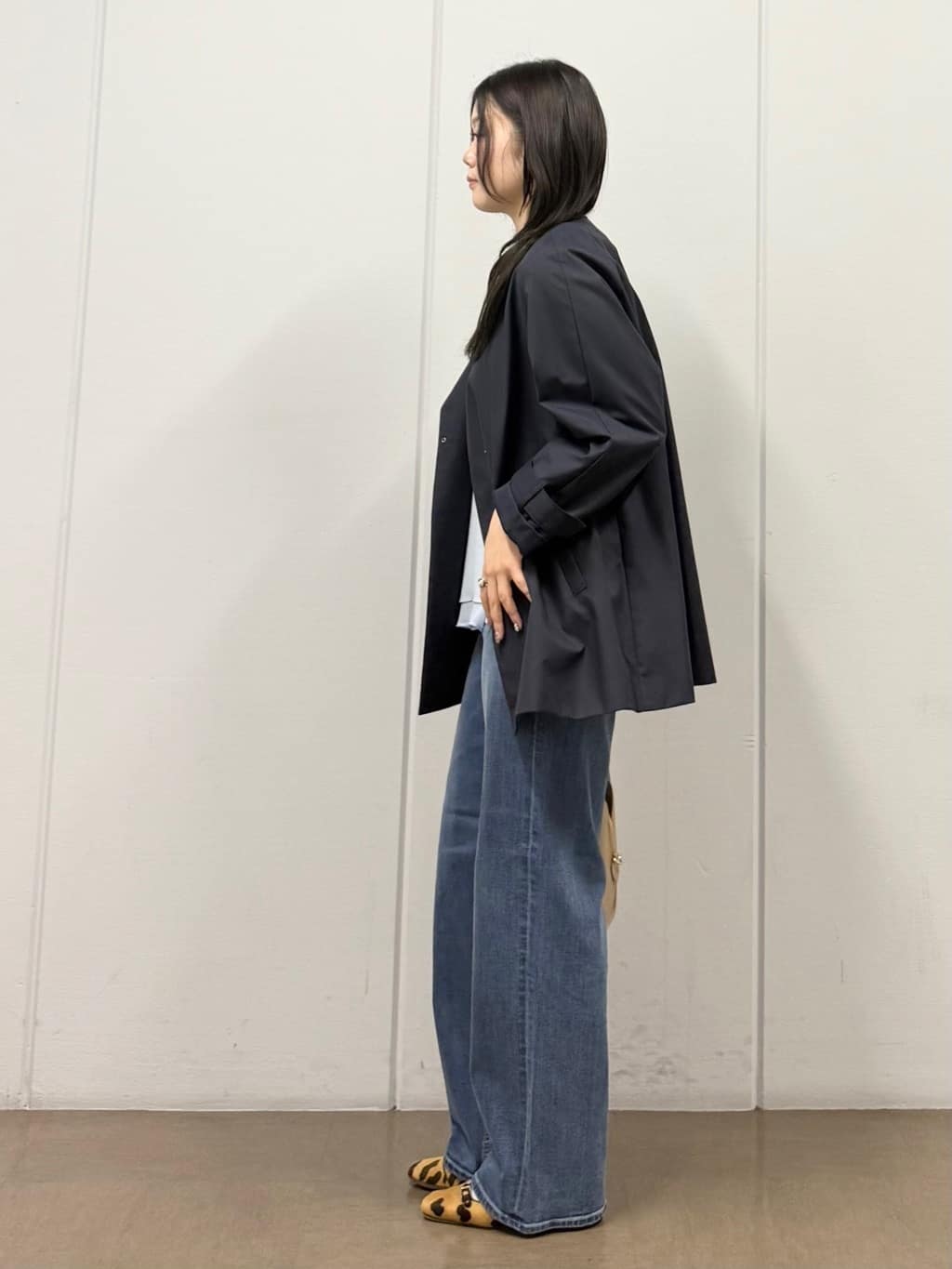 mizukiさんの「INDIVI｜【撥水/軽量】ミドル丈 ミニマルトレンチコート」を使ったコーディネート