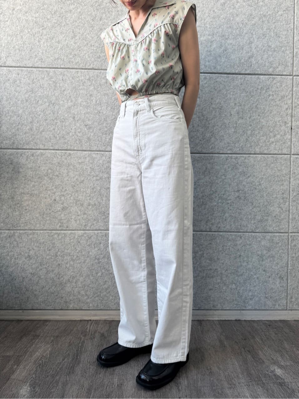 designer yukaさんの「CODE A｜flower Vneck pullover」を使ったコーディネート