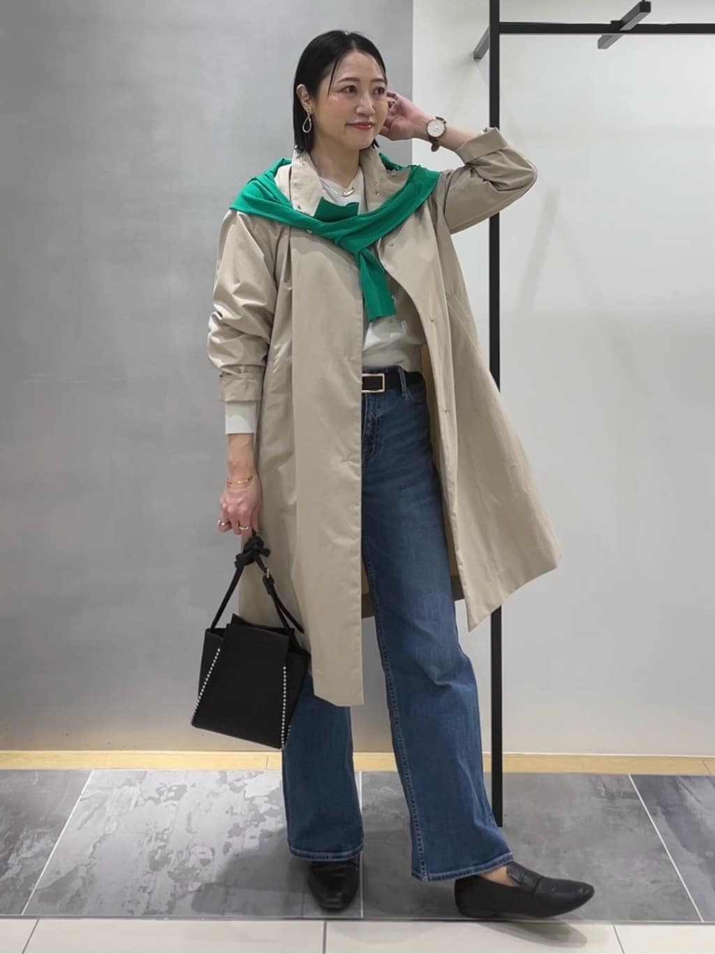 shihoさんの「INDIVI｜【撥水／軽量】ミニマル スタンドカラーコート」を使ったコーディネート
