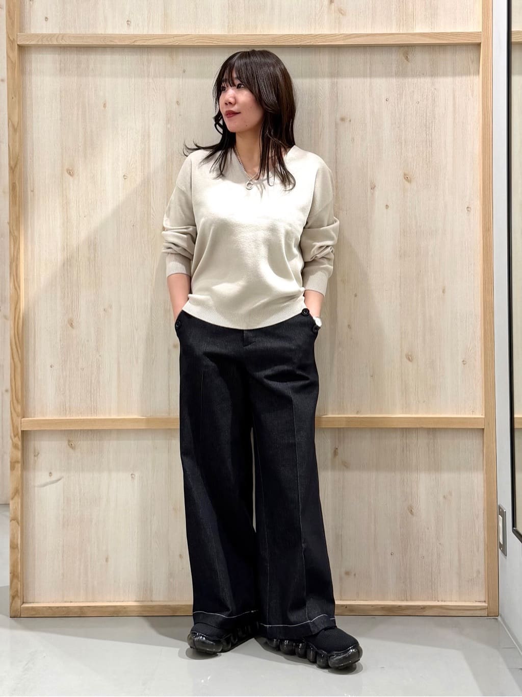 nanaさんの「THE SHOP TK｜【S-XLサイズ/上品見えが叶う】Vネックニット/洗濯機OK」を使ったコーディネート