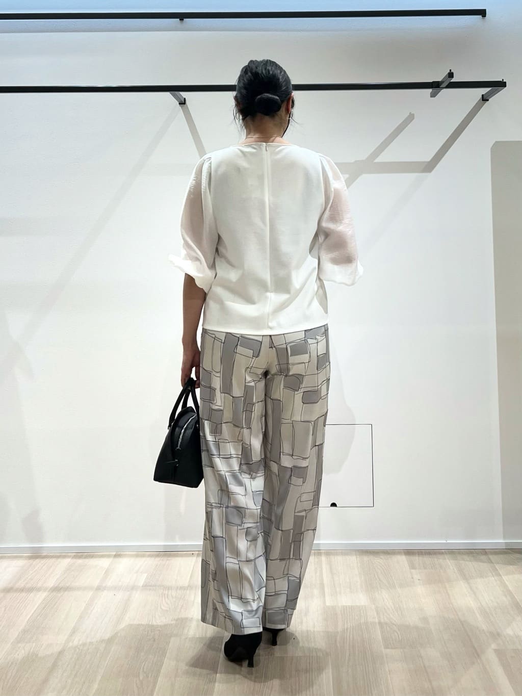 TOMOMIさんの「UNTITLED｜ブロッキングプリントパンツ」を使ったコーディネート