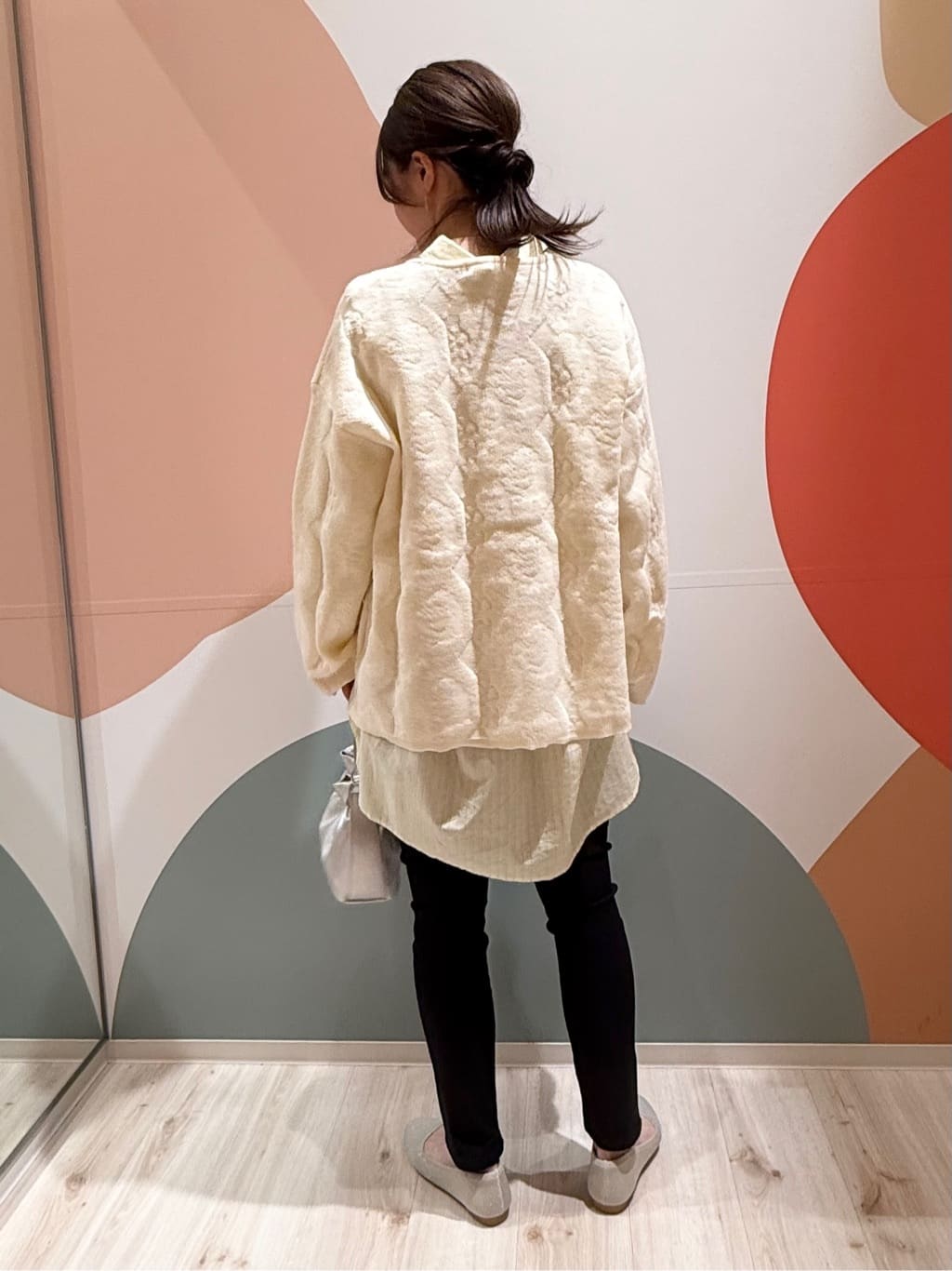 長女さんの「SHOO･LA･RUE｜【洗濯機可/S-LL】幾何柄風デザインがアクセント ゆるVネックカーディガン」を使ったコーディネート