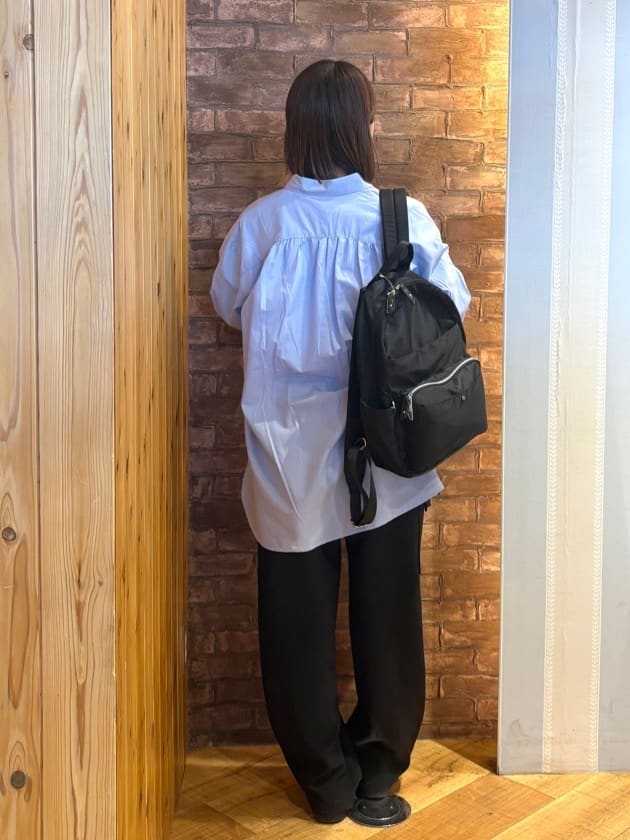 mieさんの「SHOO･LA･RUE｜【体型カバー】バックギャザーで魅せる オーバーサイズシャツ」を使ったコーディネート