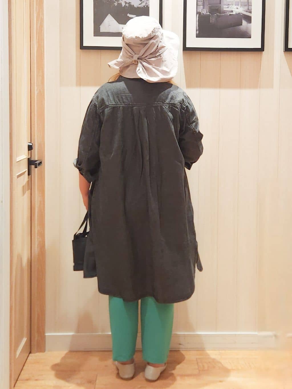 れーやんさんの「SHOO･LA･RUE｜【ライトオンスデニム/S-LL/体型カバー】首元すっきり ワンピにもなるロングデニムシャツ」を使ったコーディネート