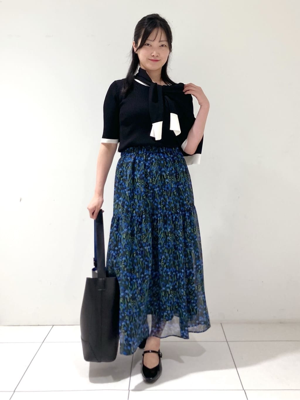 momokoさんの「INDIVI｜【通年活躍！／アンサンブル可能】クルーネックカーディガン」を使ったコーディネート