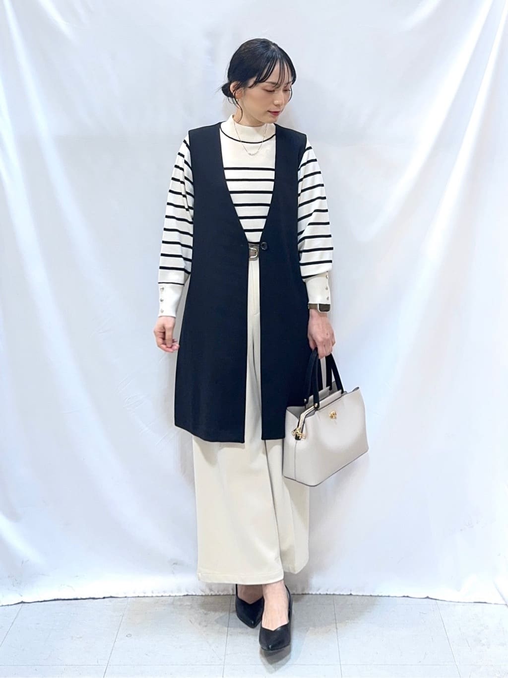 𝐇𝐢𝐫𝐨𝐦𝐢さんの「SHOO･LA･RUE｜【洗濯機可/セットアップ可/S-3L】きちんと楽に。カットジョーゼット ロングジレ」を使ったコーディネート