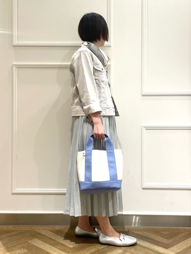 SOさんの「SHOO･LA･RUE｜【洗濯機可/S-LL】きれいめにもカジュアルにも スエードライク プリーツスカート」を使ったコーディネート