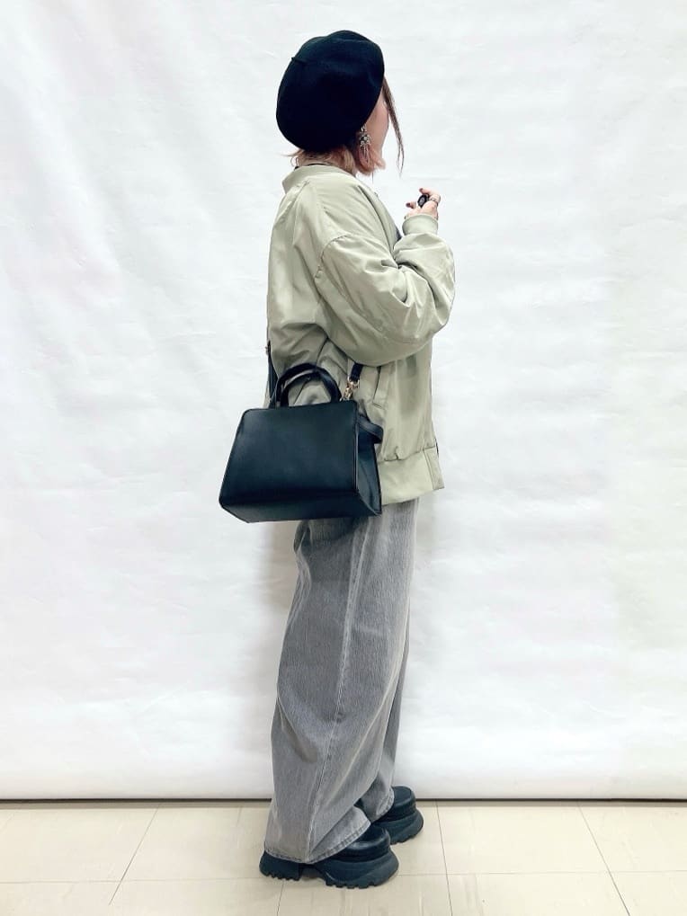 YUIさんの「SHOO･LA･RUE｜【S-LL】大人も取り入れやすい BIGシルエット MA－1ブルゾン」を使ったコーディネート