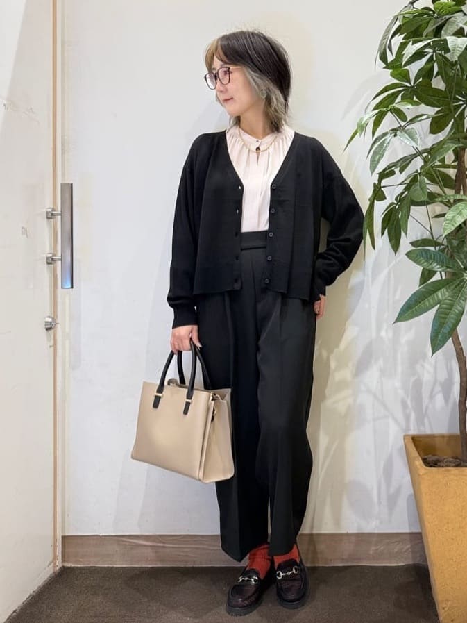misakiさんの「SHOO･LA･RUE｜【洗濯機可/UV】さらっとしたタッチが心地よい ショート丈 Vネックカーディガン」を使ったコーディネート