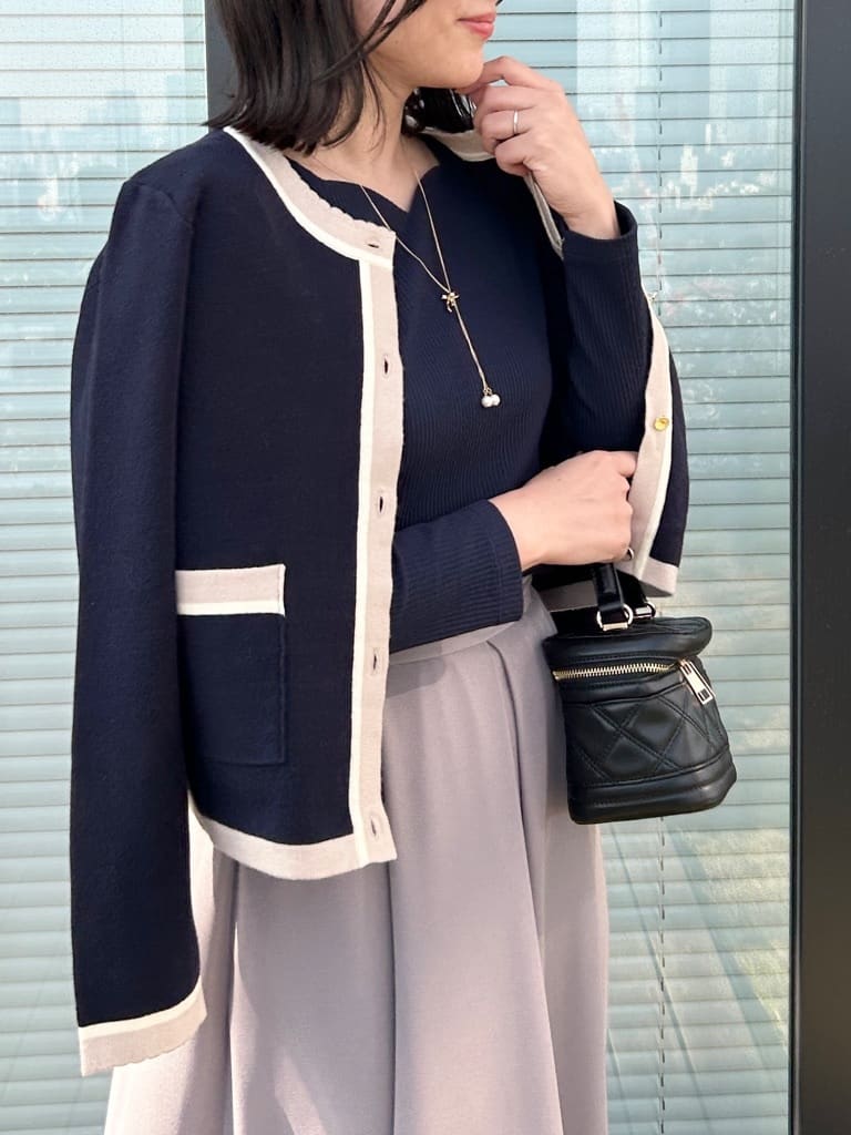 shinoさんの「Couture brooch｜【ハレの日・通勤・着映え】配色 総針カーディガン」を使ったコーディネート