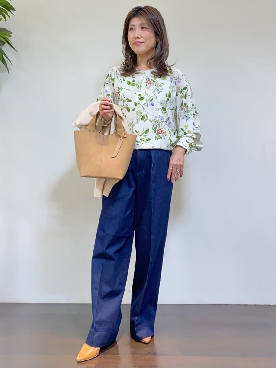 tomoさんの「UNTITLED｜【花柄/洗える】ボタニカルブラウス」を使ったコーディネート