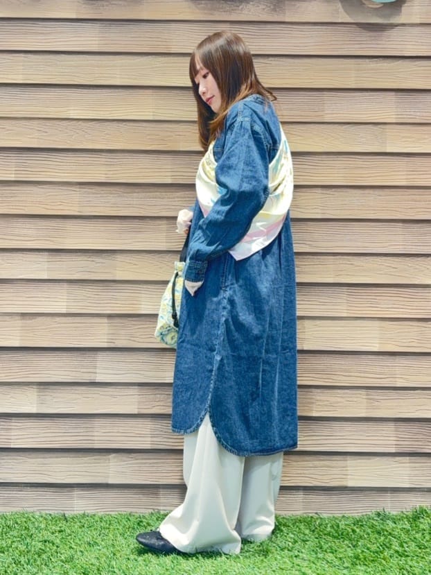 himiさんの「SHOO･LA･RUE｜【ライトオンスデニム/S-LL/体型カバー】首元すっきり ワンピにもなるロングデニムシャツ」を使ったコーディネート