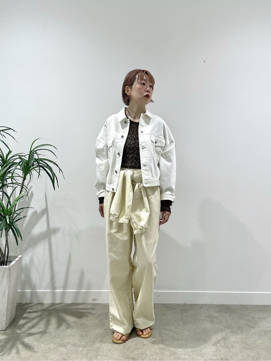 mikuさんの「INDIVI｜【一部店舗限定】ウエストラップジョガーパンツ」を使ったコーディネート