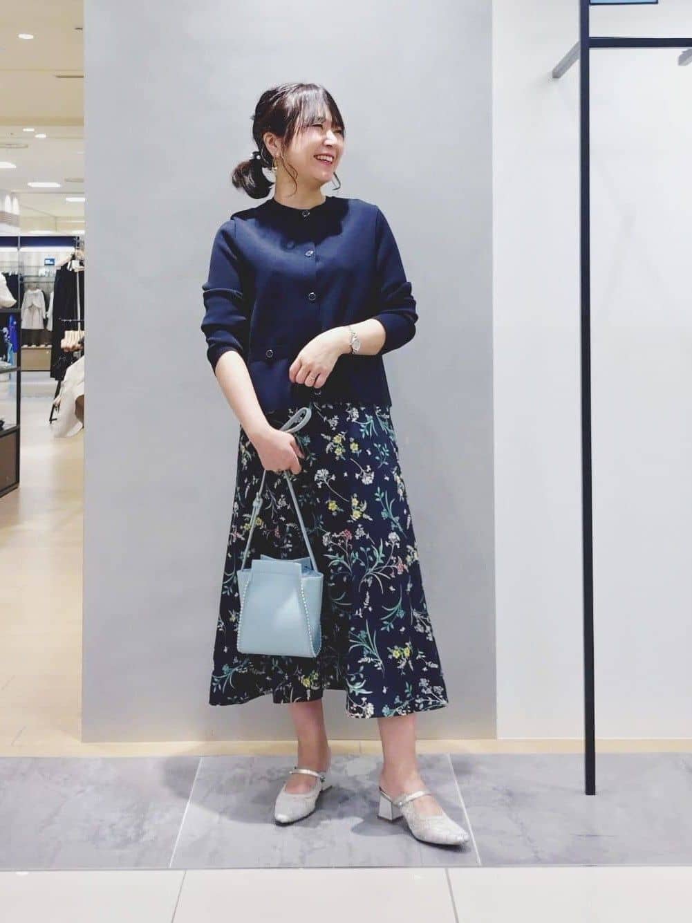 TOMOMIさんの「INDIVI｜【SETUP可能】モダンフラワー柄フレアスカート」を使ったコーディネート