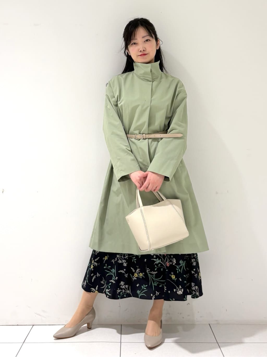 momokoさんの「INDIVI｜【撥水／軽量】ミニマル スタンドカラーコート」を使ったコーディネート