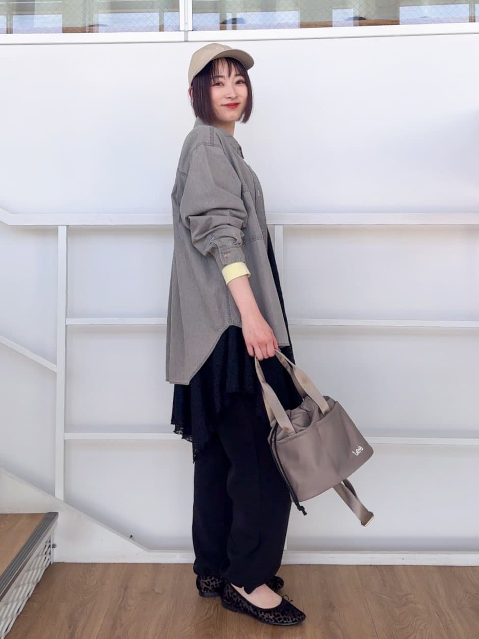 𝐜𝐡𝐢𝐤𝐚さんの「SHOO･LA･RUE｜【洗濯機可/体型カバー】こなれ感をプラスする ライトオンスデニムシャツ」を使ったコーディネート
