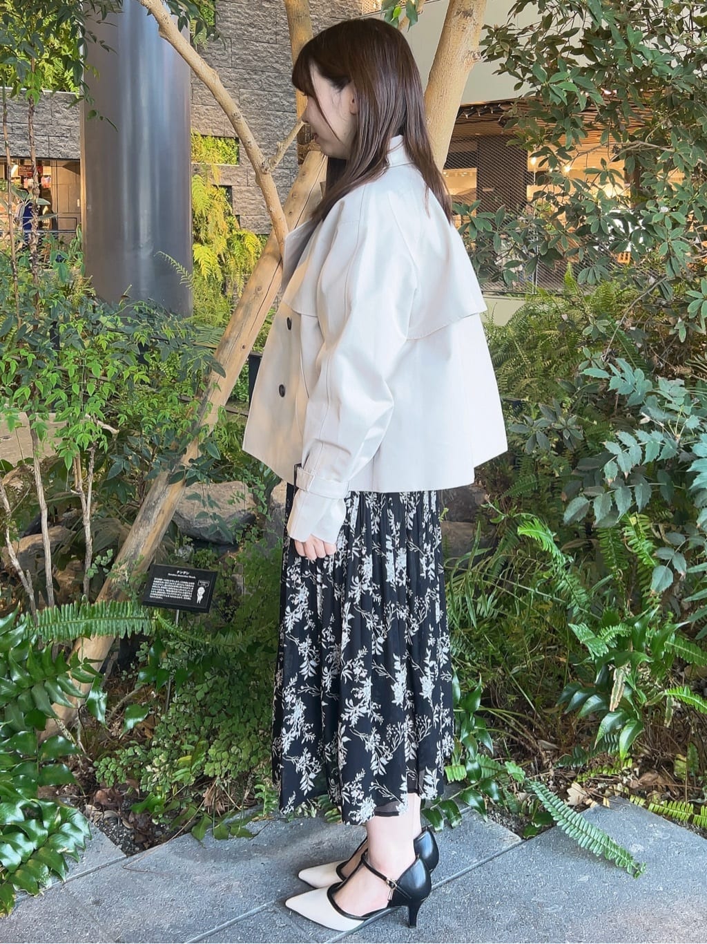 erikaさんの「OPAQUE.CLIP｜キャンディスリーブショートトレンチコート【洗濯機OK／撥水／防花粉】《5col》」を使ったコーディネート
