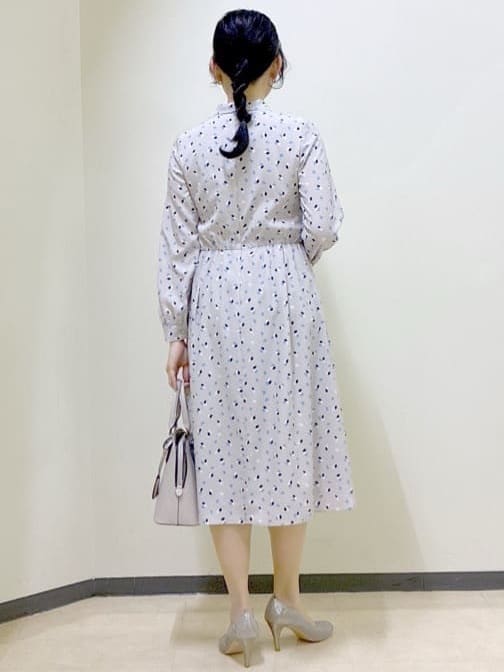  beni_gingerさんの「Reflect｜【セレモニー／通勤／おでかけに◎】フラワープリントボウタイワンピース」を使ったコーディネート