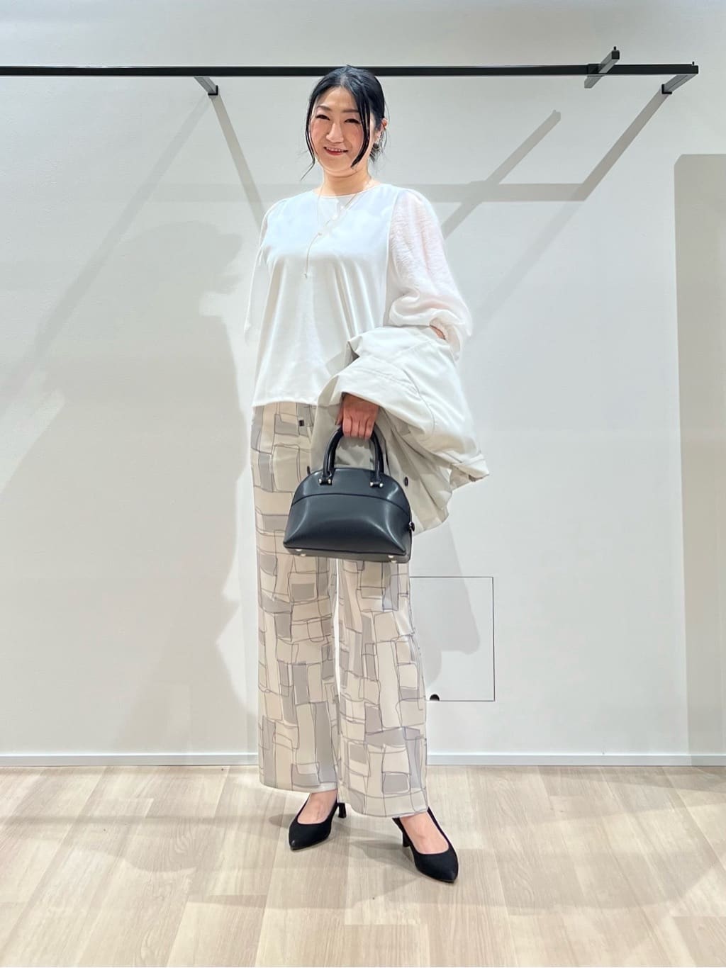 TOMOMIさんの「UNTITLED｜◆【洗える/袖シアー】ポンチ袖ボリュームトップス」を使ったコーディネート