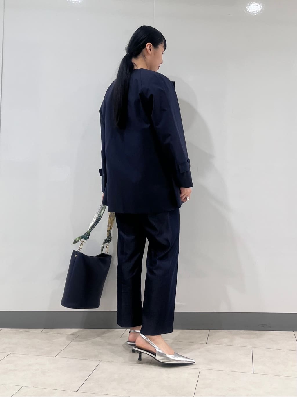 hasuさんの「INDIVI｜【撥水/軽量】ミドル丈 ミニマルトレンチコート」を使ったコーディネート