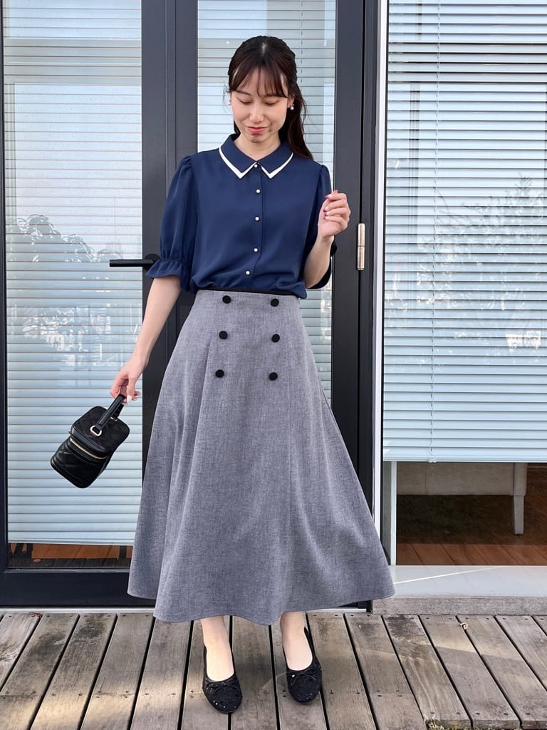 はばさんの「Couture brooch｜【通勤・洗える】配色ダブルカラー ブラウス」を使ったコーディネート