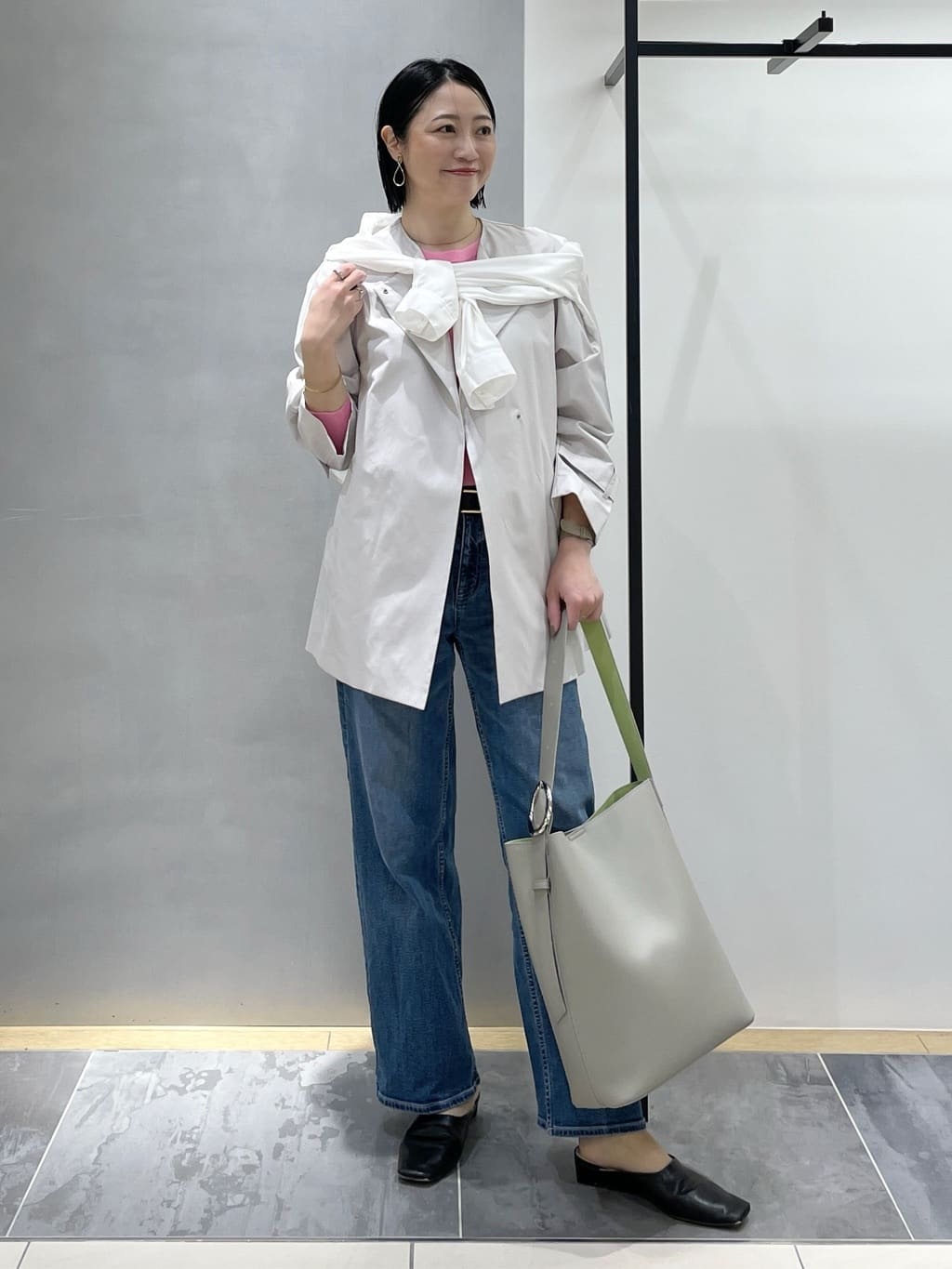 shihoさんの「INDIVI｜【撥水/軽量】ミドル丈 ミニマルトレンチコート」を使ったコーディネート