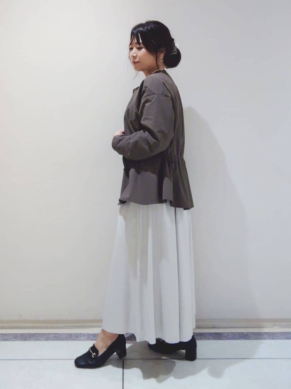 TOMOMIさんの「INDIVI｜レザー調ギャザースカート」を使ったコーディネート