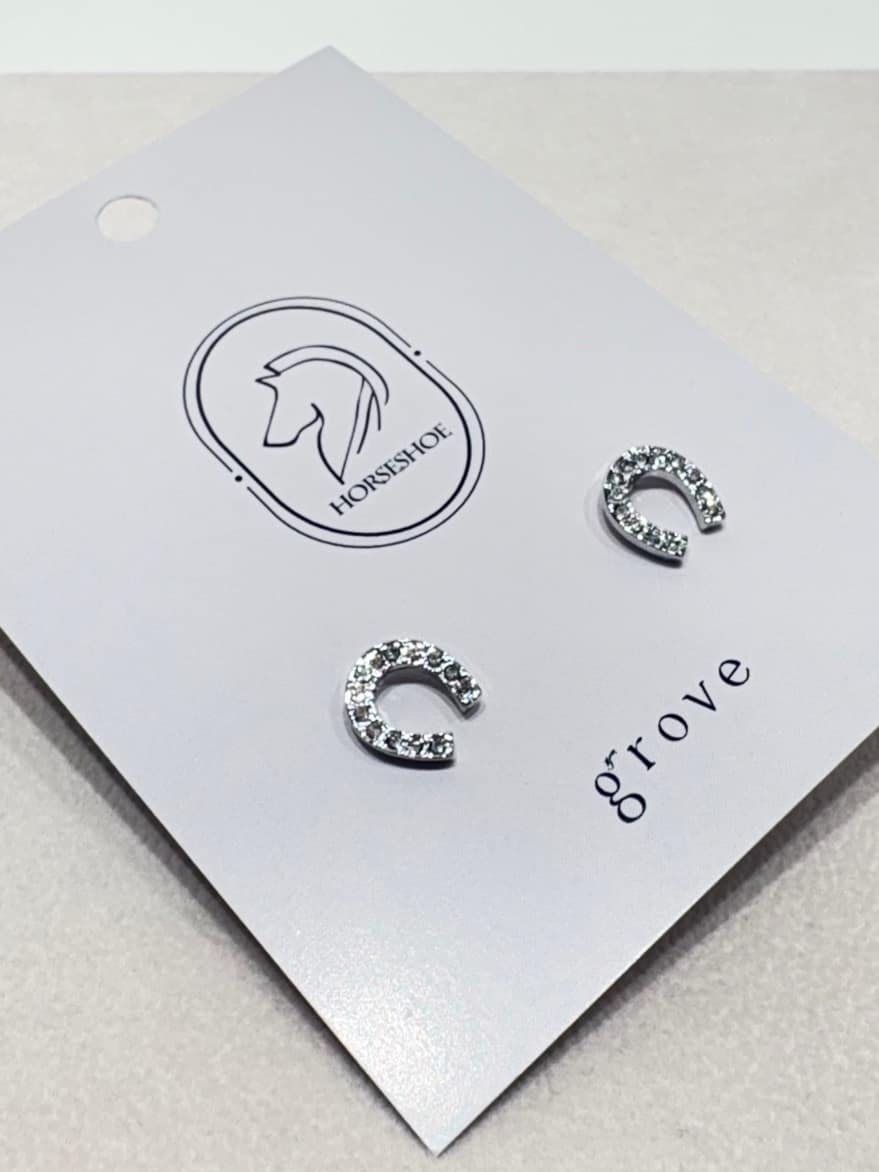 まきさんの「grove｜【HORSESHOEシリーズ】キラキラビジューホースシューピアス」を使ったコーディネート