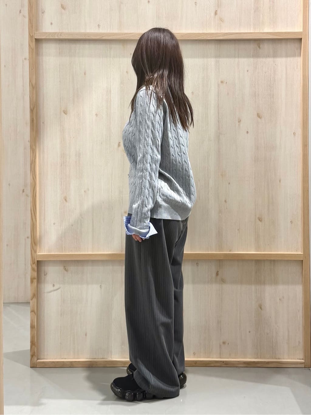 nanaさんの「THE SHOP TK｜【1枚でスタイル決まる】シャツレイヤード風 襟付ケーブルニット」を使ったコーディネート
