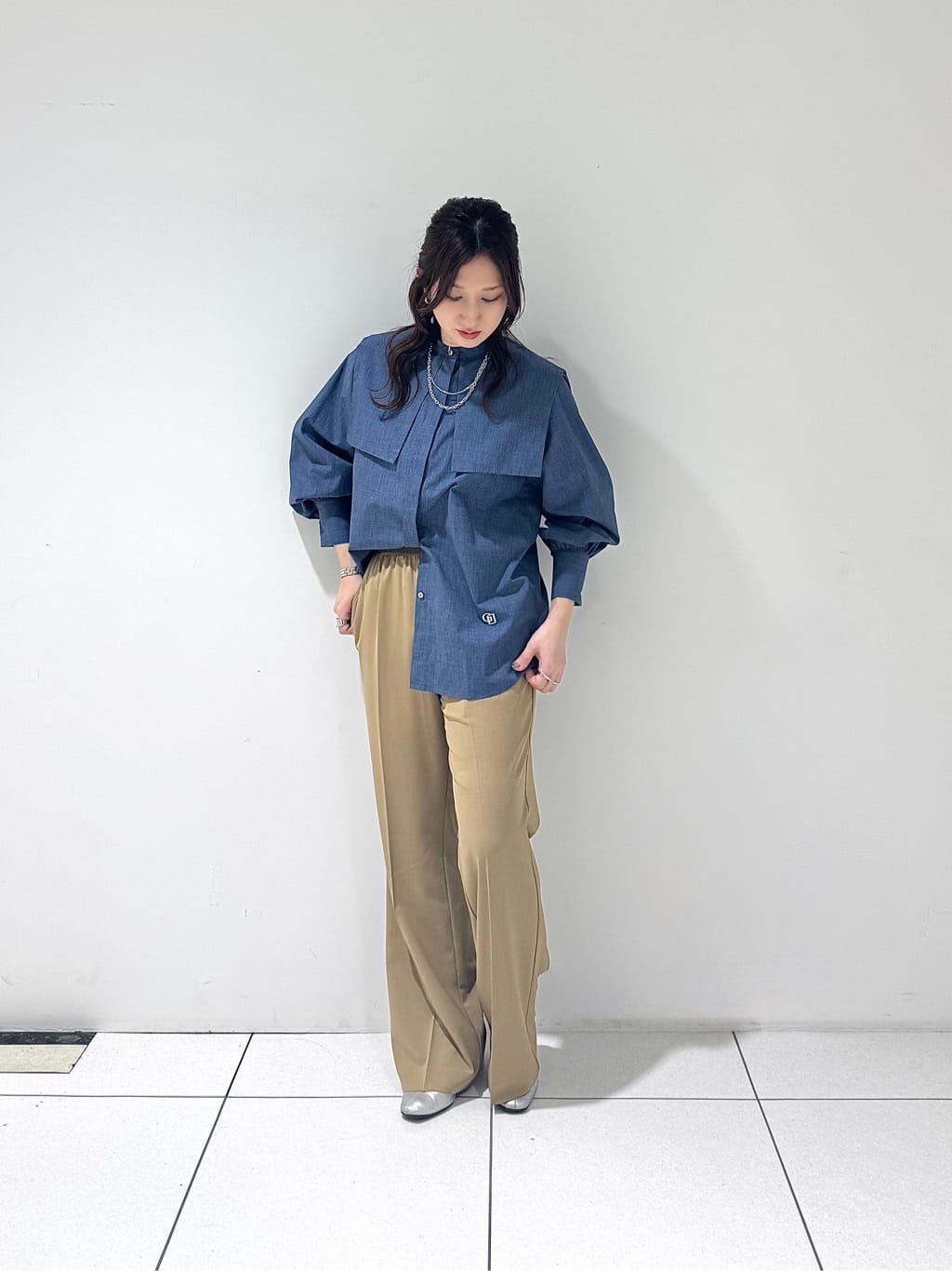 そんさんの「INDIVI｜ビッグカラーシャツ」を使ったコーディネート