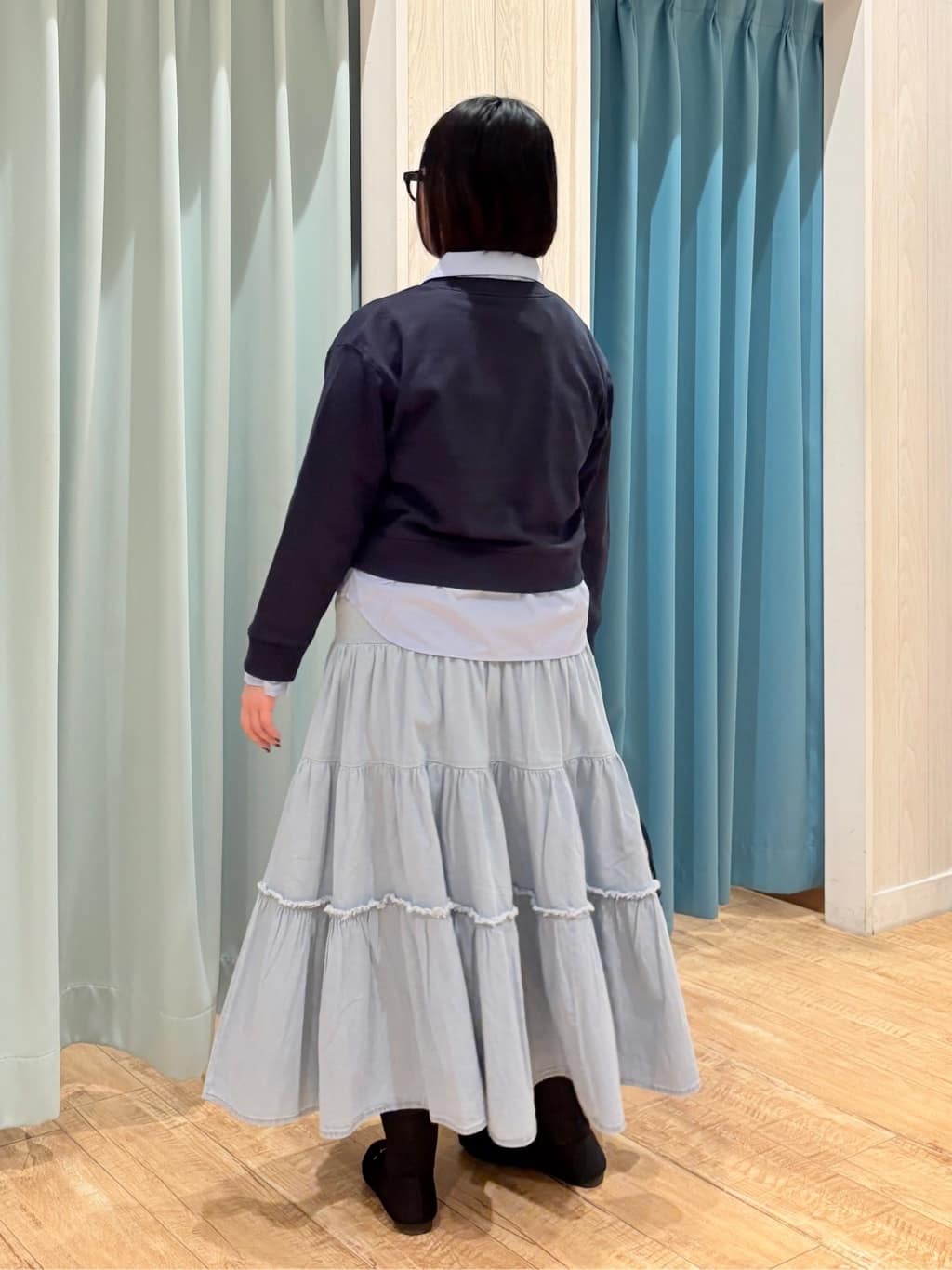 砂糖さんの「SHOO･LA･RUE｜【洗濯機可】1枚でサマ見え シャツレイヤード風 スウェット」を使ったコーディネート