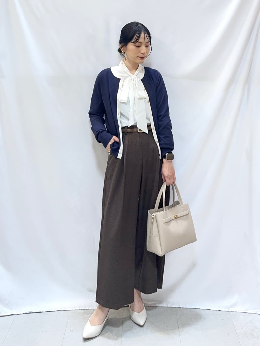 𝐇𝐢𝐫𝐨𝐦𝐢さんの「SHOO･LA･RUE｜【洗濯機可/S-3L】リボンボウタイが魅力　大人の華やかブラウス」を使ったコーディネート