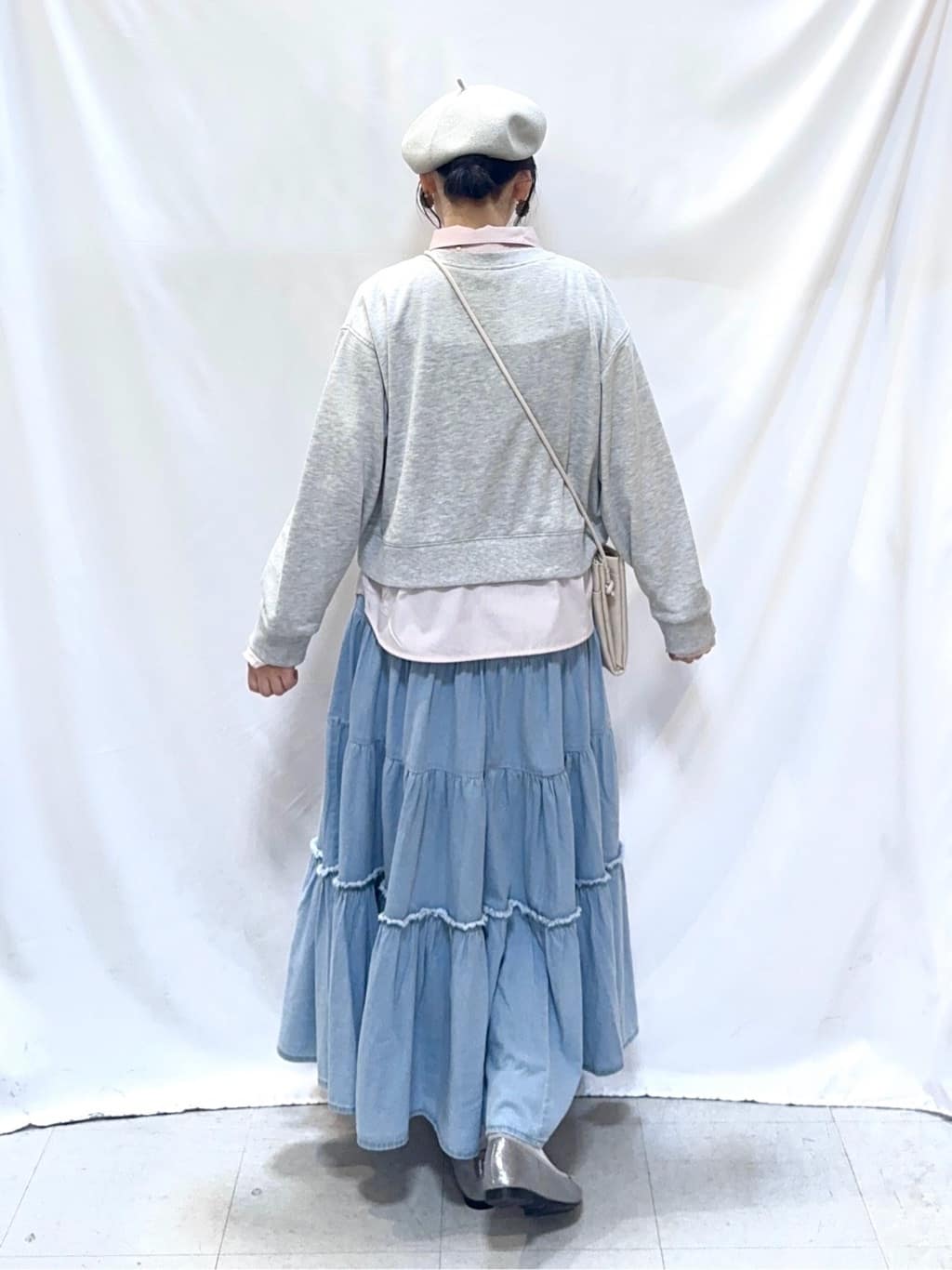 𝐇𝐢𝐫𝐨𝐦𝐢さんの「SHOO･LA･RUE｜【洗濯機可】1枚でサマ見え シャツレイヤード風 スウェット」を使ったコーディネート