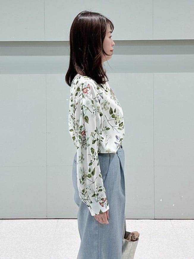 makiさんの「UNTITLED｜【花柄/洗える】ボタニカルブラウス」を使ったコーディネート