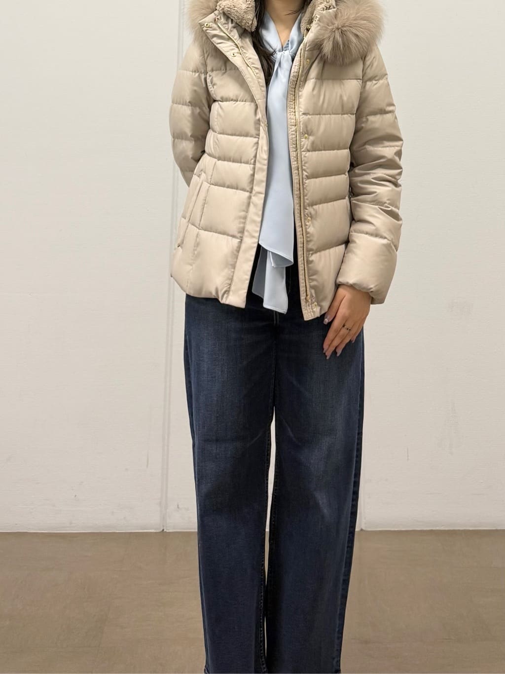 mizukiさんの「INDIVI｜【名品／撥水／抗菌防臭】ショート丈リサイクルダウンコート」を使ったコーディネート