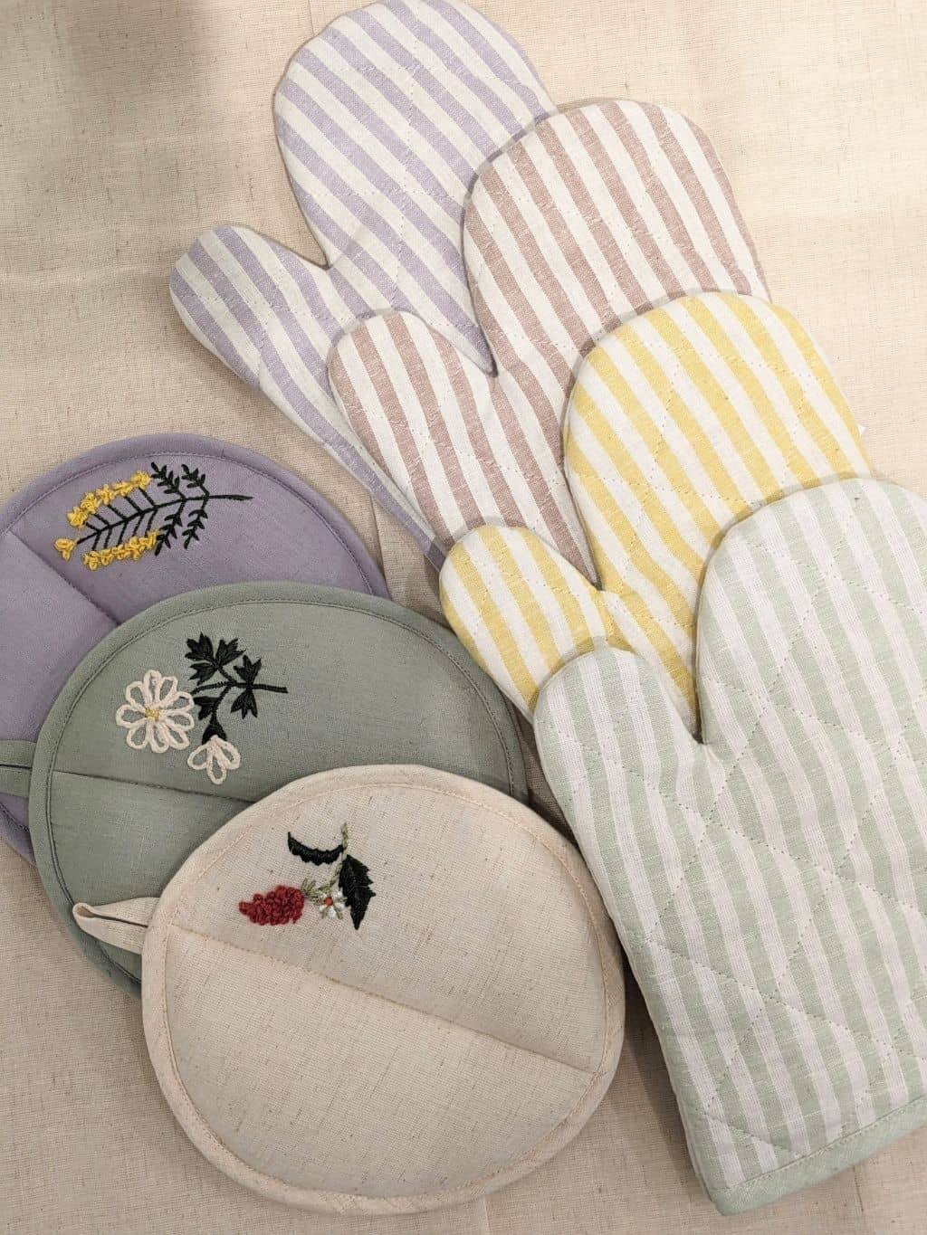 shino.さんの「212 KITCHEN STORE｜刺繍フラワー ミモザ ラウンドミトン LPU ＜212Kオリジナル＞」を使ったコーディネート