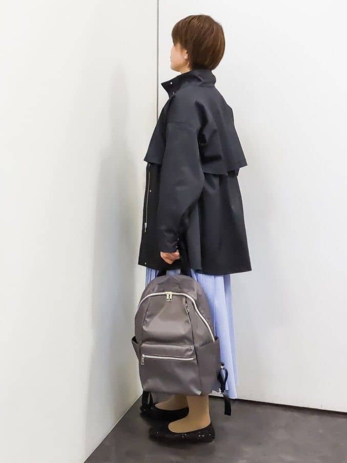 やまちゃんさんの「grove｜【撥水／シルエット2WAY】羽織るだけでサマになる、スタンドネックテントラインコート」を使ったコーディネート