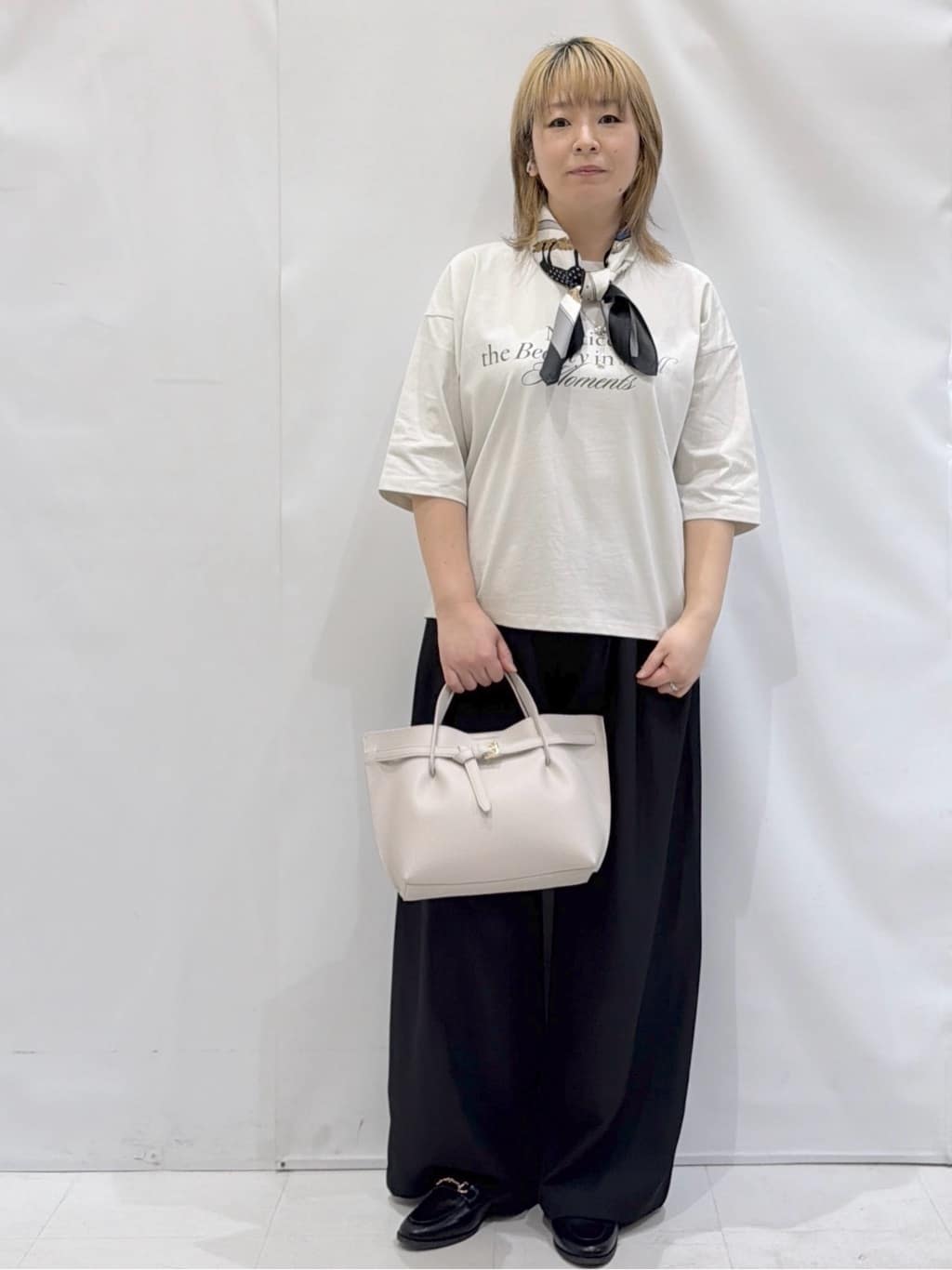 かんなさんの「OPAQUE.CLIP｜リラクシーロゴプリントTシャツ【洗濯機OK】」を使ったコーディネート