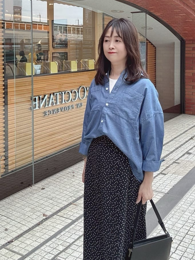 makiさんの「UNTITLED｜◆【コットン100%/洗える】エアリーデニムシャツ」を使ったコーディネート
