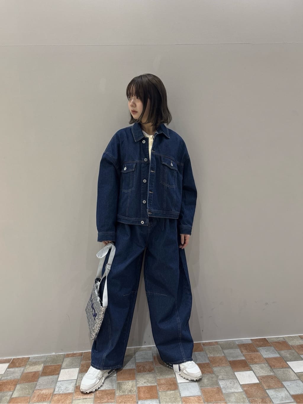 みゆさんの「INDIVI｜バイカラーヘンリーネックカットソー」を使ったコーディネート