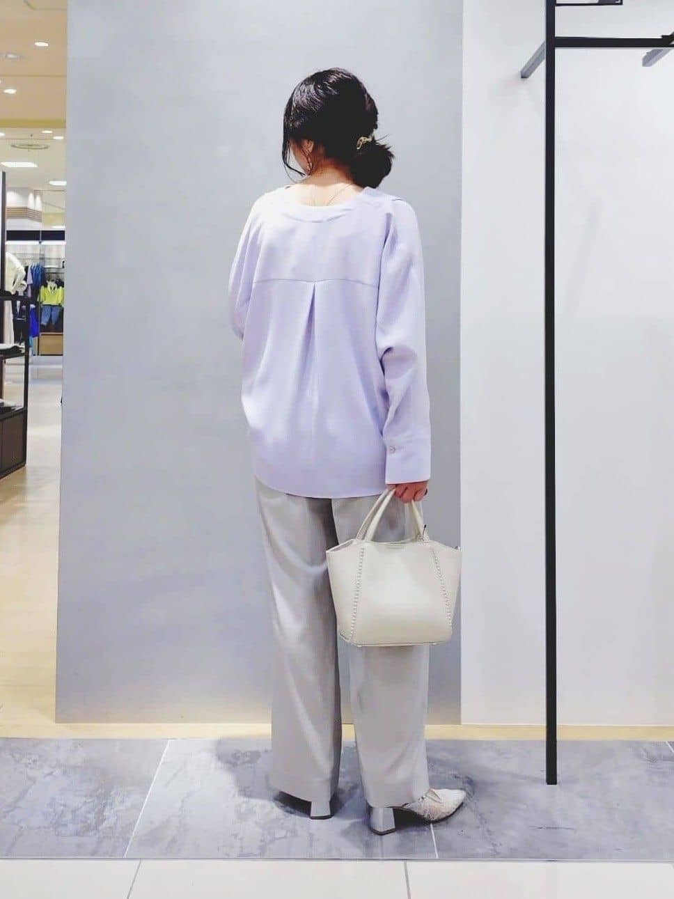 TOMOMIさんの「INDIVI｜【褒められパンツ／洗える／ウエストゴム】ワイドタックパンツ」を使ったコーディネート